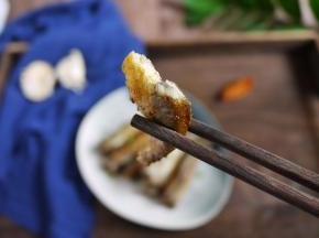 香脆可口的香煎多春鱼就做好啦。