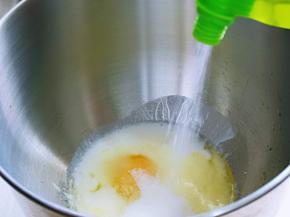 再加入白砂糖。