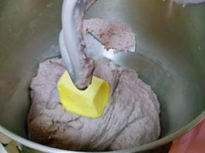 将厨师面桶放入机器中，启动1档，揉面10分钟，再加入室温软化的黄油，再次启动厨师机，将旋转按钮，至2档，揉20分钟，20分钟后已经有了不容易破的手套膜即可。