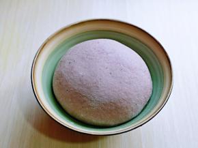 取出揉好的面团揉圆，可以进行发酵。