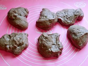 发酵好的面团分成6等份。