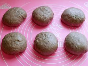 揉圆盖上保鲜膜松弛20分钟。