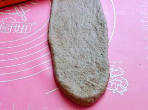 取一块面团，擀长舌状。