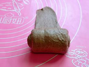 再次用擀面杖擀长舌状，由上至下卷起，依次做完。