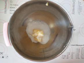 2、黄油加细砂糖拌匀。