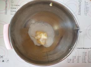 2、黄油加细砂糖拌匀。