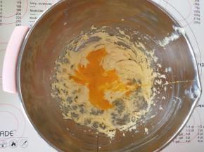 4、分两次加入全蛋液，每加一次要拌匀后再加下一次。