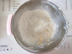 5、加入过筛的低粉拌到无干粉的状态。