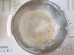 5、加入过筛的低粉拌到无干粉的状态。