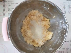 6、加入椰蓉拌匀揉成团。