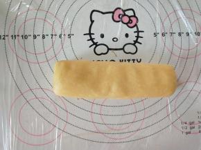 7、将面团整形成圆柱形，大概15-16厘米的长度。