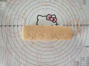 8、外层包裹上花生粉，包裹均匀。