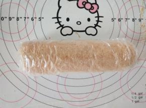 9、包上保鲜膜冷冻半小时左右，不要冻得太硬了，否则切片的时候会很碎。