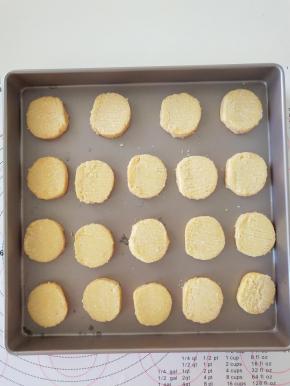 10、切成0.5厘米厚的片，摆入学厨9076金盘中。