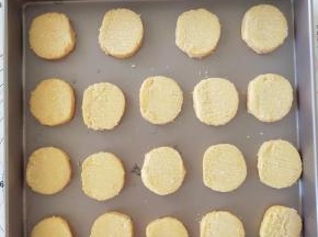 10、切成0.5厘米厚的片，摆入学厨9076金盘中。