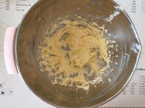 3、用电动打蛋器打到微微发白的状态即可。