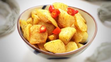 辣辣的，椒香浓郁，薯角绵软干香，一口接一口，越吃越爱吃。