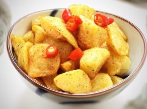 辣辣的，椒香浓郁，薯角绵软干香，一口接一口，越吃越爱吃。