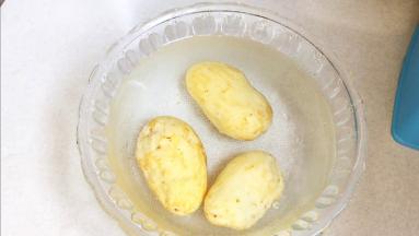 新鲜土豆去皮，冷水冲洗干净。