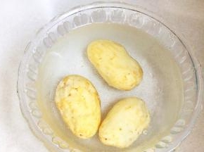 新鲜土豆去皮，冷水冲洗干净。