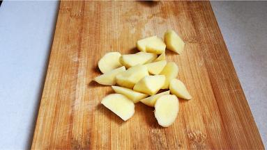 土豆切滚刀块，尽量切的大小均匀，成熟度会一致。