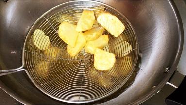 炸至薯块微焦捞出控油，薯块一次加入的量不要过多，以免油温下降太快，薯块不易成熟。