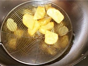 炸至薯块微焦捞出控油，薯块一次加入的量不要过多，以免油温下降太快，薯块不易成熟。