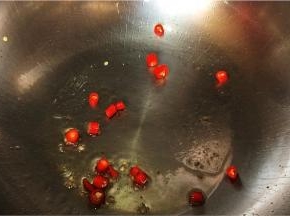锅留底油，红辣椒入锅翻炒出香味。