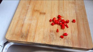 红辣椒切小椒圈。
