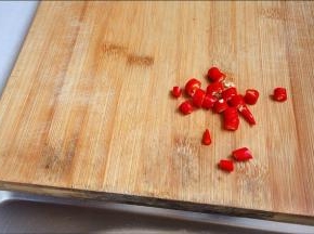 红辣椒切小椒圈。