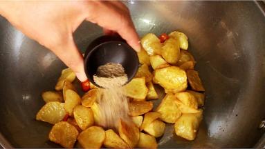 加入椒盐翻炒均匀即可出锅。