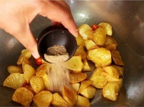 加入椒盐翻炒均匀即可出锅。