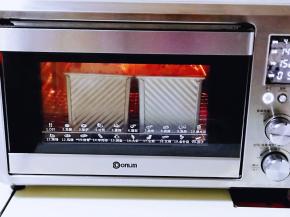 将烤网入烤箱下层，上下管145度烤50分钟，注意观察上色情况，上色立即＋盖一张锡纸！（具体温度及时间根据自家烤箱性能另定）