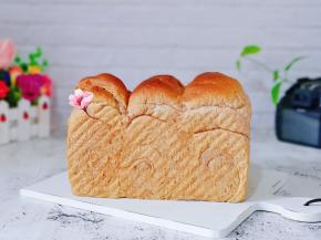 戴上隔热手套取出模具，趁热脱模。