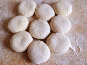 揉匀排出空气，分成等份，松弛10分钟