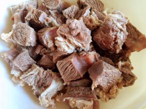 牛肉焯水后捞出洗净沥干水分