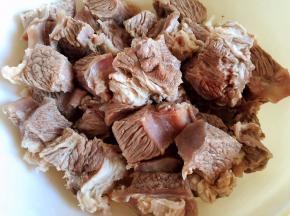 牛肉焯水后捞出洗净沥干水分