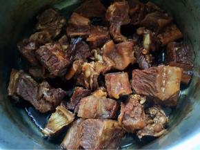 30分钟后牛肉已经软烂，浸泡在汤汁中备用