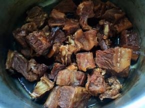 30分钟后牛肉已经软烂，浸泡在汤汁中备用