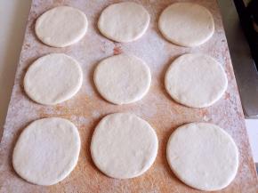 擀薄成饼状，二次醒发30分钟