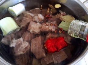 牛肉块和配料放入电压力锅中，倒入料酒
