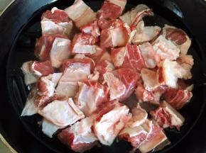 牛肉洗净切块，凉水下锅焯水去血沫