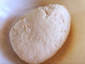 面粉加水和酵母，混合揉成面团，放温暖处发酵