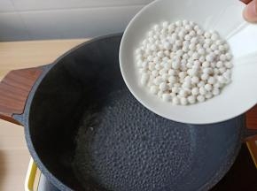 水开加入60克西米下锅煮。