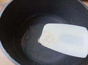 开中小火一直煮，煮至西米透明关火焖15分钟，捞出多过几遍凉水。