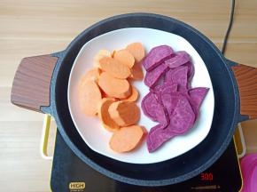 红薯，紫薯上锅蒸熟。