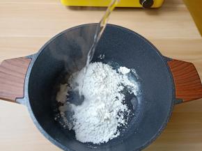 取60克的木薯粉，加适量的开水【一点点加】