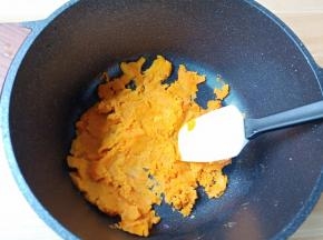 蒸熟的红薯【紫薯】撵成泥状。