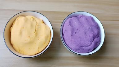 红薯加30克的熟木薯粉，70克的生木薯粉揉成团。紫薯也加30克的熟木薯粉，70克的生木薯粉揉成团。