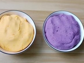 红薯加30克的熟木薯粉，70克的生木薯粉揉成团。紫薯也加30克的熟木薯粉，70克的生木薯粉揉成团。